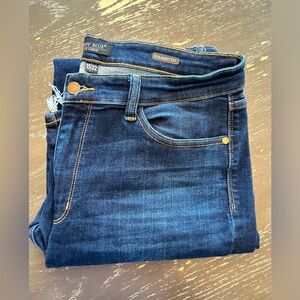 Super flattering and really nice pair of Judy Blues straight leg  jeans!